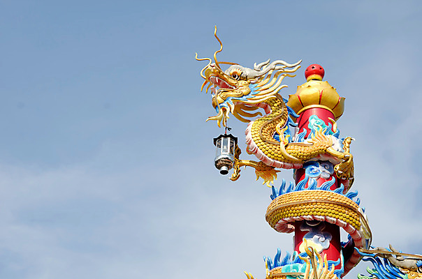 포토 JPG 해외이미지 아시아 조각 태국 하늘 추상 미술 사람없음 장식 파란색 컬러풀 조각상 중국 용 황금 묘사 오브젝트 해외202004 해외포토 나라 컬러 무늬 문화예술 조형물 파일형식