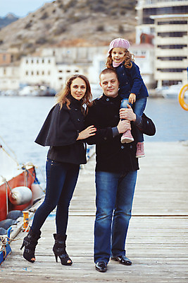 포토 JPG 해외이미지 라이프스타일 옷 딸 행복 어린이 바다 여행 겨울 가족 놀이 엄마 날씨 휴가 함께함 항해 3 사람 야외 목재 세명 물 파란색 청춘 유행 걷기 항구 화목 봄 육아 추위 가을 도시 그룹 아빠 포트 스타일 해외202004 해외포토 자연요소 나무 계절 감정 컬러 컨셉 배_교통 재료 관계 교통시설 모션 생활 파일형식