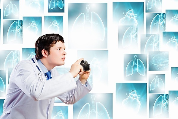 포토 JPG 해외이미지 백인 직업 응시 남자 비즈니스 청진기 친절 골격 엑스레이 건강 병원 한명 사람 성인 약 카메라 건강관리 시험 의사 흰색 하트 오르간 실험실 뇌 슛 돌봄 의료성형뷰티 해외202004 우호적 해외포토 모양 서양인 1 시선 교육 컬러 컨셉 의학 의료기기 모션 실험 관리 전자제품 의료진 건반악기 파일형식