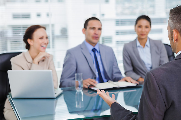 포토 JPG 해외이미지 백인 여자 남자 실내 미소 웃음 앉기 동양인 손짓 여러명 상반신 20대 성인 30대 노트북 사무실 비즈니스맨 비즈니스우먼 직원 면접 지원 해외202004 해외포토 서양인 다수 비즈니스 모션 표정 사람 인종 청년 내부 장년 전자제품 직장인 파일형식