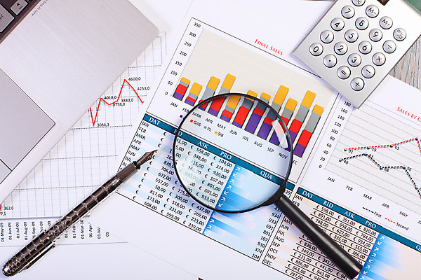 포토 JPG 해외이미지 종이 컨셉 회사 비즈니스 통계 탁자 그래프 직장 사람없음 사무실 펜 볼펜 자료 계산기 정보 키보드 업무 계획 오브젝트 보고서 문서 해외202004 해외포토 가구 문구용품 필기구 장비 작업 파일형식