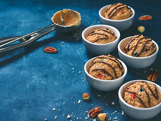 포토 JPG 해외이미지 어린이 음식 컨셉 부분 아이스크림 디저트 아이디어 요리 안전 사람없음 파란색 쿠키 우주 초콜릿 숟가락 견과류 달콤 작음 설탕 먹기 토핑 레시피 생식 식용 오트밀 페스츄리 카피스페이스 해외202004 해외포토 빵 컬러 모션 수저 사람 공백 맛 크기 파일형식 귀리