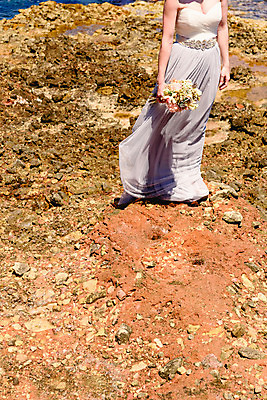 포토 JPG 해외이미지 백인 드레스 여자 행복 감정 모래 파도 바다 여행 웨딩드레스 포즈 결혼 백그라운드 자연 하늘 결혼식 휴가 사랑 서기 사람 성인 사람없음 야외 물 파란색 유행 맑음 낭만 흰색 아내 암초 스타일 해외202004 해외포토 자연요소 서양인 옷 컬러 컨셉 모션 날씨 이벤트 생태계 파일형식