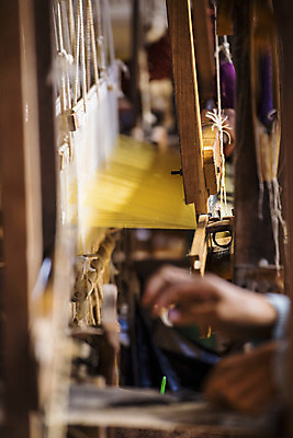 포토 JPG 해외이미지 전통 산업 문화 미술 사람없음 빨간색 카펫 직물 실 공예 천 루마니아 짜임 양모 멀티 미얀마 짜기 핸드메이드 해외202004 해외포토 유럽 아시아 컬러 모션 문화예술 취미 파일형식