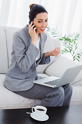 포토 JPG 해외이미지 백인 여자 행복 커피 비즈니스 갈색머리 직장 실내 말하기 한명 앉기 정장 성인 컵 30대 노트북 스마트폰 소파 사무실 비즈니스우먼 무선전화기 전화기 소통 내려보기 해외202004 해외포토 서양인 1 헤어스타일 식기 옷 감정 음료 컨셉 의자 회사 모션 사람 내부 장년 전자제품 핸드폰 스마트기기 직장인 파일형식