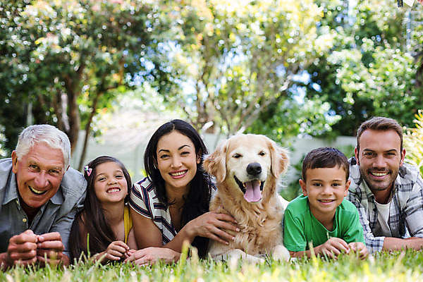 포토 JPG 해외이미지 나무 여자 할아버지 노년 남자 할머니 어린이 엎드리기 엄마 함께함 소년 잔디 여러명 상반신 성인 앞모습 소풍 화목 아빠 개 해외202004 해외포토 식물 뷰포인트 다수 컨셉 포유류 가족 모션 사람 야외활동 파일형식