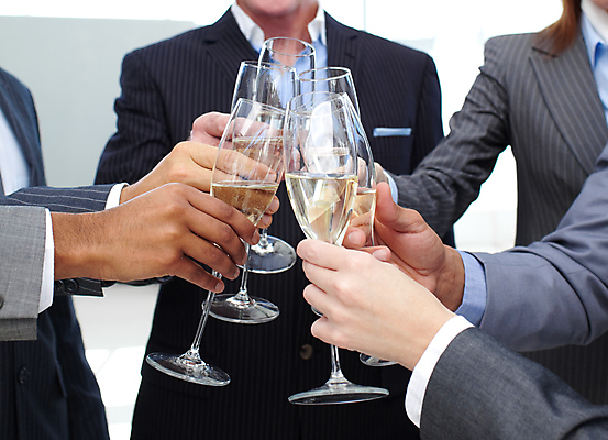 포토 JPG 해외이미지 여자 기념일 남자 행복 음료 회사 비즈니스 성공 협력 함께함 미소 웃음 사람 여러명 성인 사무실 파티 와인 축하 알코올 그룹 샴페인 동료 직원 건배 축배 해외202004 해외포토 감정 다수 컨셉 관계 주류 표정 이벤트 파일형식