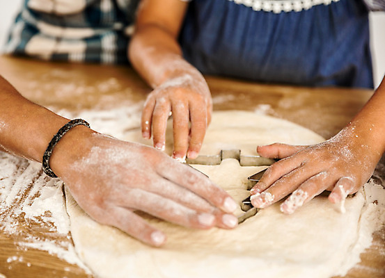 포토 JPG 해외이미지 모양 백인 라이프스타일 여자 딸 어린이 음식 크리스마스 가족 엄마 기념 함께함 사랑 요리 미소 사람 두명 쿠키 주방 굽기 준비 만들기 밀가루 히스패닉 점심식사 해외202004 해외포토 서양인 기념일 감정 컨셉 관계 모션 디저트 표정 생활 식사 가루 구이 파일형식