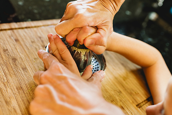 포토 JPG 해외이미지 계절 딸 행복 어린이 음식 크리스마스 가족 탁자 엄마 함께함 건강 요리 미소 장식 부모 쿠키 주방 앞치마 흰색 축하 아기 도움 사발 기름 준비 만들기 점심식사 해외202004 해외포토 기념일 감정 컬러 가구 컨셉 관계 모션 디저트 표정 사람 식사 사기그릇 파일형식