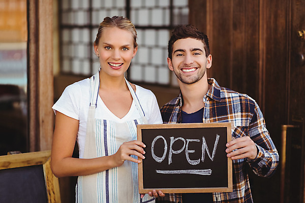 포토 JPG 해외이미지 백인 라이프스타일 여자 남자 행복 커피 음식 유니폼 비즈니스 청소년 노동자 실내 서기 20대 두명 금발 상점 식당 칠판 앞치마 카페 잡기 업무 오픈 종업원 웨이터 고객 동료 직원 서비스 바리스타 보여주기 카페테리아 주인 해외202004 해외포토 서양인 직업 헤어스타일 옷 감정 음료 관계 모션 사람 청년 내부 생활 작업 파일형식
