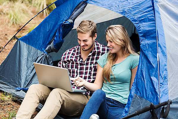 포토 JPG 해외이미지 백인 라이프스타일 커플 여자 남자 행복 자연 휴가 함께함 텐트 앉기 20대 성인 야외 두명 노트북 독서 공책 캠핑 자유 시골 타이핑 숲 캠핑장 성인만 해외202004 해외포토 서양인 감정 컨셉 관계 모션 레저 문구용품 캠핑도구 사람 청년 생활 전자제품 생태계 파일형식