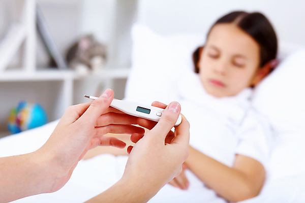 포토 JPG 해외이미지 백인 손 여자 딸 어린이 휴식 실내 건강 한명 사람 상반신 약 침실 환자 열 질병 온도계 간호 돌봄 인플루엔자 의료성형뷰티 해외202004 해외포토 서양인 1 컨셉 의학 가족 모션 내부 신체부위 바이러스 파일형식