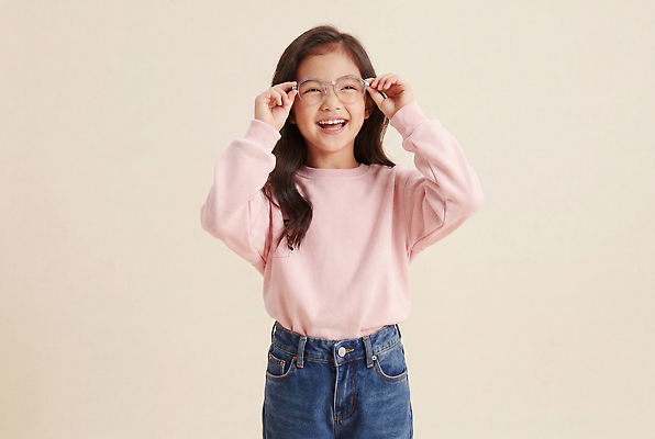 JPG 편집이미지 여자 패션 안경 어린이 표정 웃음 청바지 스니커즈 즐거움 의료성형뷰티 스타일 편집실사 AI인물포토 AI콘텐츠 잡화 감정 운동화 바지 사람 CG 파일형식 AI포토 신발 하의 옷