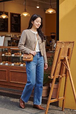 JPG 편집이미지 옷 여자 행복 빵 거리 표정 재킷 청바지 의료성형뷰티 편집실사 AI인물포토 AI콘텐츠 감정 음식 바지 사람 외투 CG 파일형식 AI포토 상의 하의