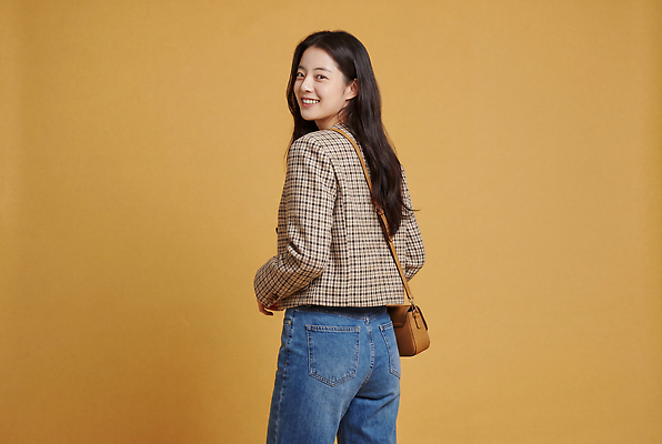 JPG 모델 편집이미지 옷 여자 패션 포즈 바지 미소 캐주얼 재킷 청바지 의료성형뷰티 스타일 편집실사 AI인물포토 AI콘텐츠 하의 표정 사람 외투 CG 파일형식 AI포토 상의