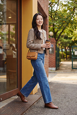 JPG 나무 편집이미지 옷 여자 커피 거리 미소 재킷 카페 청바지 즐거움 외출 의료성형뷰티 편집실사 AI인물포토 AI콘텐츠 식물 감정 음료 바지 표정 사람 상점 외투 CG 파일형식 AI포토 상의 하의