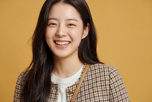 JPG 편집이미지 옷 여자 표정 웃음 머리카락 재킷 청바지 체크 의료성형뷰티 편집실사 AI인물포토 AI콘텐츠 바지 사람 머리 외투 CG 파일형식 AI포토 상의 하의 신체부위