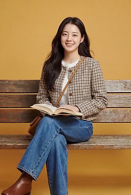 JPG 편집이미지 여자 패션 포즈 벤치 미소 책 독서 재킷 청바지 읽기 즐거움 체크무늬 의료성형뷰티 편집실사 AI인물포토 AI콘텐츠 감정 무늬 의자 바지 모션 표정 사람 외투 CG 파일형식 AI포토 가구 상의 하의 옷 생활용품 오브젝트