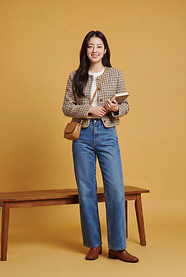 JPG 모델 편집이미지 손 옷 여자 패션 벤치 서기 책 캐주얼 재킷 청바지 체크무늬 의료성형뷰티 스타일 편집실사 AI인물포토 AI콘텐츠 무늬 의자 바지 모션 사람 신체부위 외투 CG 파일형식 AI포토 가구 상의 하의 생활용품 오브젝트