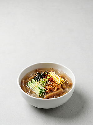 JPG 편집이미지 그릇 한식 음식 오이 요리 유행 계란 식사 김 시원함 깨 묵밥 맛있는 편집실사 AI포토 AI콘텐츠 식기 채소 식재료 알 조미료 해조류 CG 파일형식 해양식물 향미료 양념 수중식물 식물