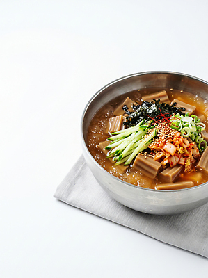 JPG 편집이미지 그릇 한식 음식 김치 오이 한국 여름 유행 식사 고명 차가움 깨 육수 묵밥 편집실사 AI포토 AI콘텐츠 식기 계절 아시아 채소 식재료 조미료 CG 파일형식 나라 향미료 양념