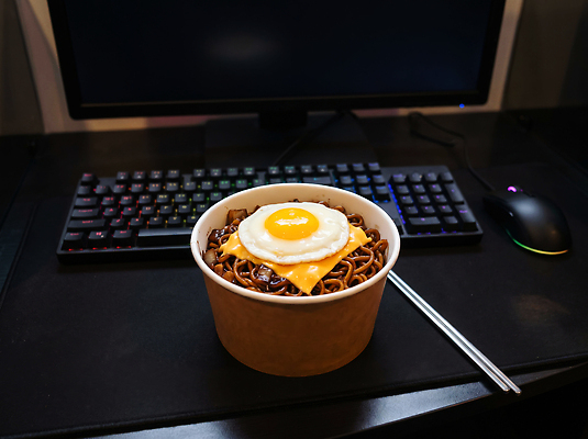 JPG 편집이미지 그릇 음식 치즈 요리 컴퓨터 키보드 마우스 면류 짜장면 계란프라이 책상 노른자 피씨방 편집실사 AI포토 AI콘텐츠 식기 가구 유제품 전자제품 중식 컴퓨터용품 계란 계란요리 CG 파일형식 생활용품 알 오브젝트