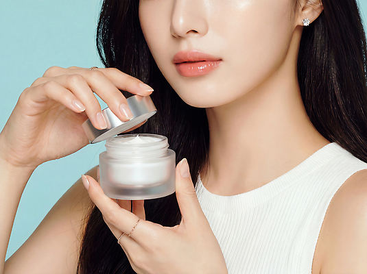JPG 편집이미지 손 여자 표정 관리 화장 뷰티 화장품 용기 피부 크림 스킨케어 의료성형뷰티 편집실사 AI인물포토 AI콘텐츠 그릇 사람 신체부위 CG 파일형식 AI포토 식기