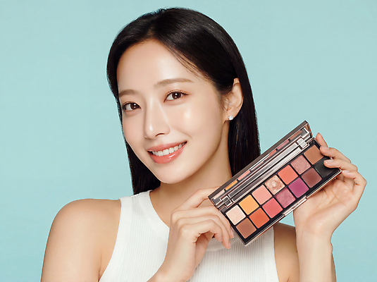 JPG 모델 편집이미지 헤어스타일 여자 생머리 웃음 화장 뷰티 화장품 팔레트 상품 의료성형뷰티 스타일 편집실사 AI인물포토 AI콘텐츠 표정 사람 CG 파일형식 AI포토