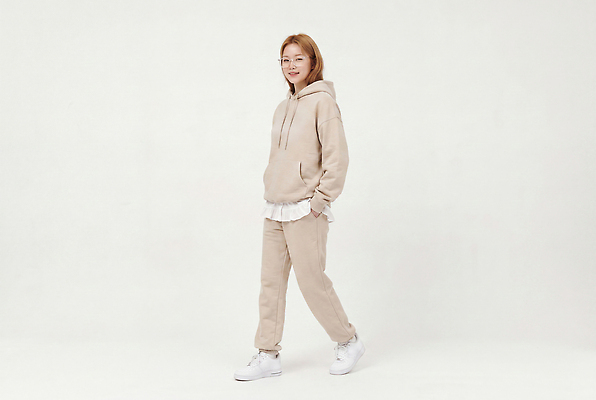 JPG 편집이미지 옷 여자 패션 바지 스튜디오 걷기 편안함 후드티셔츠 츄리닝바지 환절기 의료성형뷰티 편집실사 AI인물포토 AI콘텐츠 계절 티셔츠 모션 하의 사람 감각 CG 파일형식 AI포토 셔츠 상의