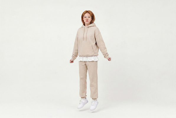 JPG 편집이미지 여자 패션 운동복 운동 점프 높이뛰기 후드티셔츠 츄리닝바지 환절기 의료성형뷰티 편집실사 AI인물포토 AI콘텐츠 옷 계절 티셔츠 바지 모션 건강 사람 육상스포츠 CG 파일형식 AI포토 스포츠 셔츠 하의 상의