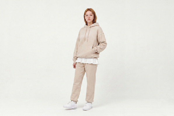 JPG 편집이미지 신발 바지 휴식 실내 서기 사람 운동복 편안함 후드티셔츠 츄리닝바지 환절기 의료성형뷰티 편집실사 AI인물포토 AI콘텐츠 옷 계절 컨셉 티셔츠 모션 하의 내부 감각 CG 파일형식 AI포토 셔츠 상의