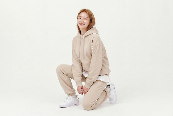 JPG 모델 편집이미지 패션 바지 스튜디오 웃음 사람 후드티셔츠 베이지색 츄리닝바지 환절기 의료성형뷰티 편집실사 AI인물포토 AI콘텐츠 계절 컬러 티셔츠 하의 표정 CG 파일형식 AI포토 옷 셔츠 상의