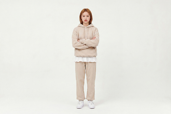 JPG 편집이미지 표정 사람 팔짱 후드티셔츠 츄리닝바지 환절기 의료성형뷰티 편집실사 AI인물포토 AI콘텐츠 계절 티셔츠 바지 모션 CG 파일형식 AI포토 셔츠 하의 옷 상의