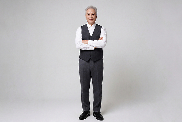 JPG 편집이미지 노년 남자 포즈 셔츠 서기 웃음 정장 앞모습 조끼 의료성형뷰티 스타일 편집실사 AI인물포토 AI콘텐츠 옷 뷰포인트 상의 모션 표정 사람 성인 외투 CG 파일형식 AI포토