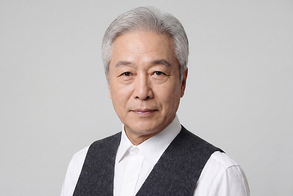 JPG 편집이미지 노년 남자 포즈 셔츠 정장 조끼 의료성형뷰티 편집실사 AI인물포토 AI콘텐츠 옷 상의 사람 성인 외투 CG 파일형식 AI포토