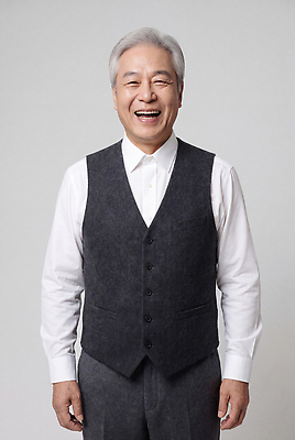 JPG 편집이미지 노년 남자 셔츠 스튜디오 미소 웃음 정장 조끼 의료성형뷰티 편집실사 AI인물포토 AI콘텐츠 옷 상의 표정 사람 성인 외투 CG 파일형식 AI포토