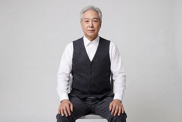 JPG 편집이미지 노년 남자 셔츠 의자 앉기 정장 앞모습 조끼 의료성형뷰티 스타일 편집실사 AI인물포토 AI콘텐츠 옷 뷰포인트 가구 상의 모션 사람 성인 외투 CG 파일형식 AI포토 생활용품 오브젝트