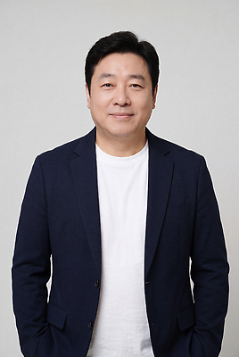 JPG 편집이미지 남자 중년 포즈 표정 미소 사람 정장 앞모습 재킷 의료성형뷰티 편집실사 AI인물포토 AI콘텐츠 옷 뷰포인트 성인 외투 CG 파일형식 AI포토 상의