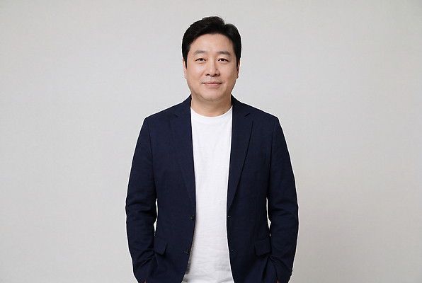 JPG 편집이미지 남자 중년 포즈 셔츠 표정 서기 웃음 사람 앞모습 재킷 의료성형뷰티 스타일 편집실사 AI인물포토 AI콘텐츠 뷰포인트 상의 모션 성인 외투 CG 파일형식 AI포토 옷