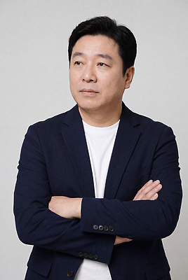 JPG 편집이미지 시선 남자 중년 포즈 생각 표정 사람 팔짱 의료성형뷰티 편집실사 AI인물포토 AI콘텐츠 모션 성인 CG 파일형식 AI포토