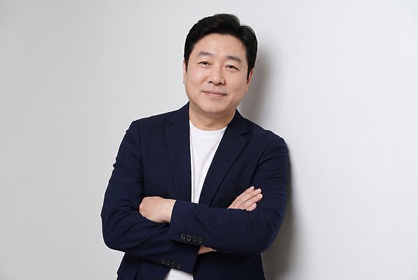 JPG 편집이미지 남자 중년 포즈 비즈니스 실내 미소 웃음 사람 재킷 의료성형뷰티 스타일 편집실사 AI인물포토 AI콘텐츠 표정 성인 내부 외투 CG 파일형식 AI포토 상의 옷