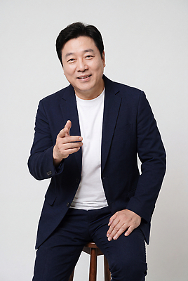 JPG 편집이미지 남자 중년 포즈 미소 앉기 정장 가리킴 의료성형뷰티 편집실사 AI인물포토 AI콘텐츠 옷 모션 표정 사람 손짓 성인 CG 파일형식 AI포토
