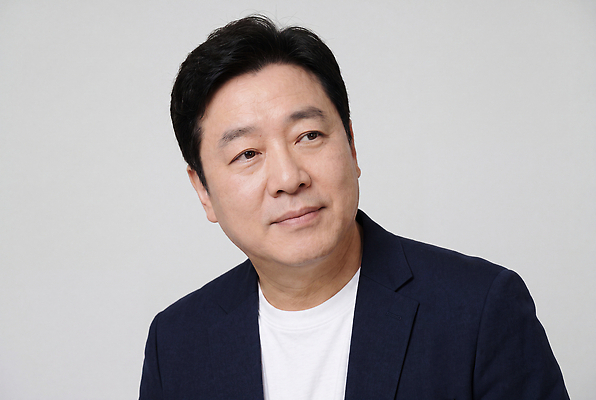 JPG 편집이미지 남자 중년 포즈 스튜디오 실내 배우 의료성형뷰티 편집실사 AI인물포토 AI콘텐츠 사람 성인 내부 CG 연예인 파일형식 AI포토 직업