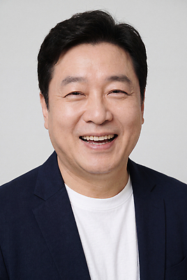 JPG 편집이미지 남자 중년 실내 표정 미소 웃음 사람 정장 의료성형뷰티 편집실사 AI인물포토 AI콘텐츠 옷 성인 내부 CG 파일형식 AI포토