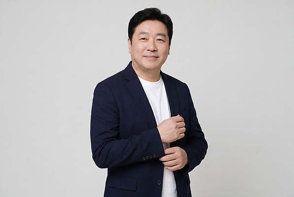 JPG 편집이미지 남자 중년 포즈 미소 사람 정장 전문직 의료성형뷰티 편집실사 AI인물포토 AI콘텐츠 직업 옷 표정 성인 CG 파일형식 AI포토