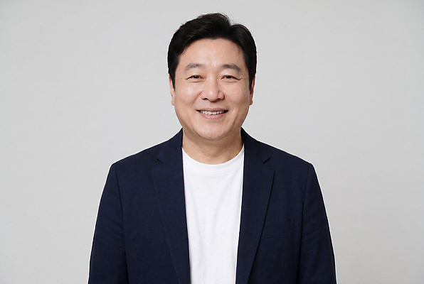 JPG 편집이미지 남자 중년 포즈 티셔츠 실내 웃음 사람 재킷 의료성형뷰티 편집실사 AI인물포토 AI콘텐츠 셔츠 표정 성인 내부 외투 CG 파일형식 AI포토 상의 옷
