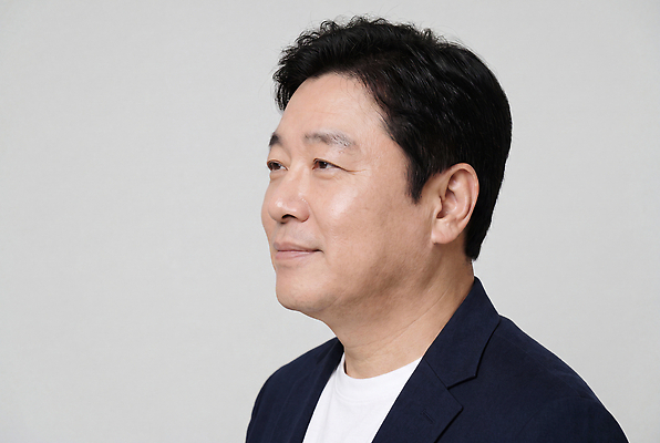 JPG 편집이미지 남자 중년 정장 의료성형뷰티 편집실사 AI인물포토 AI콘텐츠 옷 사람 성인 CG 파일형식 AI포토
