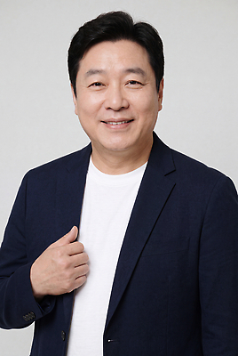 JPG 편집이미지 남자 중년 포즈 웃음 사람 재킷 의료성형뷰티 편집실사 AI인물포토 AI콘텐츠 표정 성인 외투 CG 파일형식 AI포토 상의 옷