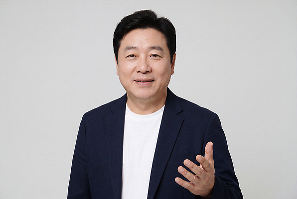 JPG 편집이미지 남자 중년 포즈 미소 웃음 사람 정장 의료성형뷰티 편집실사 AI인물포토 AI콘텐츠 옷 표정 성인 CG 파일형식 AI포토