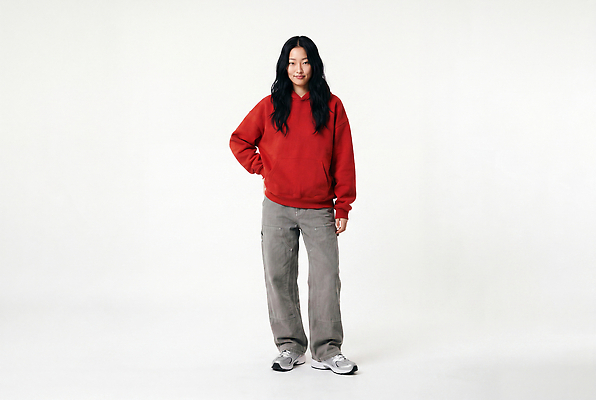 JPG 모델 편집이미지 옷 여자 패션 포즈 캐주얼 빨간색 후드티셔츠 의료성형뷰티 스타일 편집실사 AI인물포토 AI콘텐츠 컬러 티셔츠 사람 CG 파일형식 AI포토 셔츠 상의